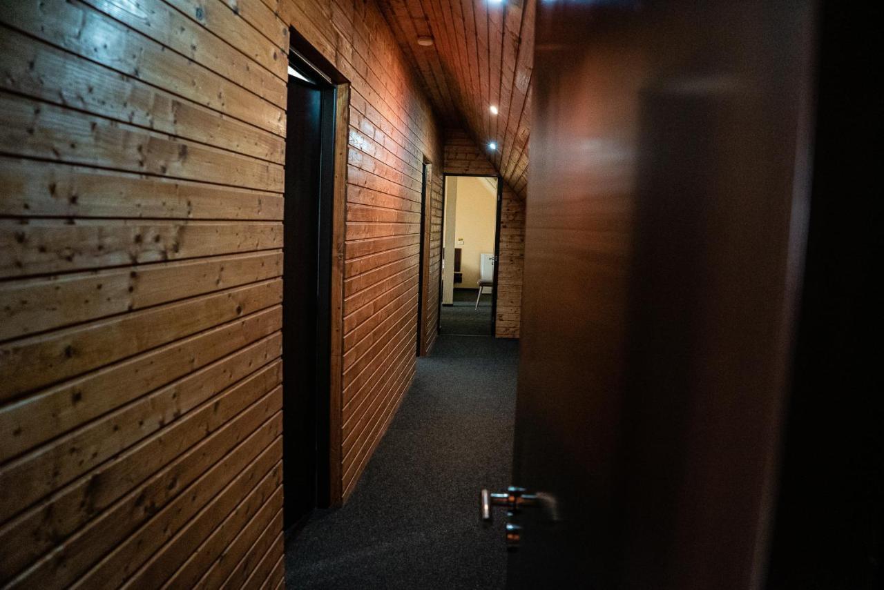 ホテルCasa Gorjeneasca Târgu Jiu エクステリア 写真